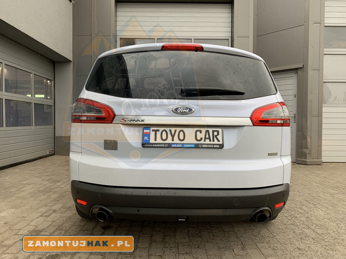 zdjęcie przedstawia Forda S-Max z zamontowanym hakiem wypinanym pionowo Brink, zdjęcie zostało zrobione od tyłu przy wypiętej kuli haka holowniczego